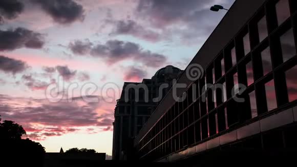时光流逝美丽的紫色夕阳与城市的云彩视频的预览图