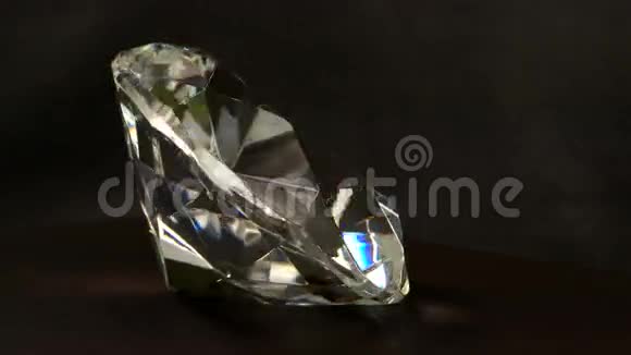 施华洛世奇水晶浅棕色背景和漩涡珠宝宝石闪耀在光中闪耀水晶视频的预览图