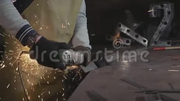 铁匠通过角磨机在金属车间工作动作缓慢视频的预览图