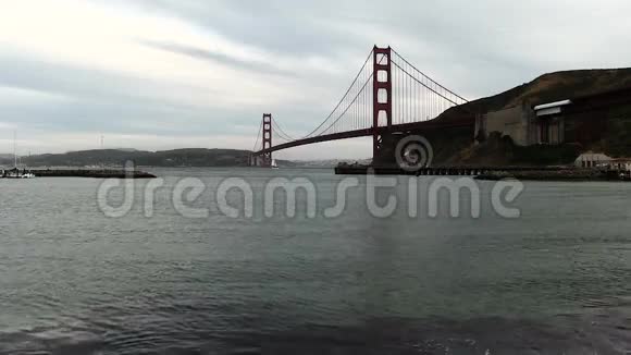 帆船驶过旧金山湾金门大桥视频的预览图