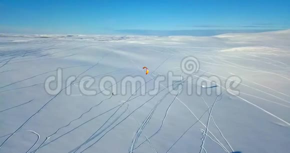 空中俯瞰人们在冻土带滑雪视频的预览图