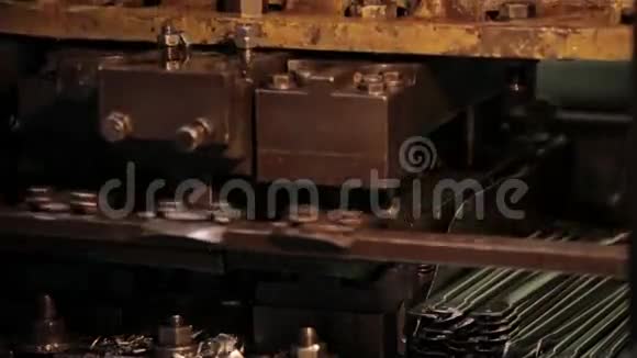 弯曲金属一块金属被机器弯曲金属餐具制造金属器皿视频的预览图