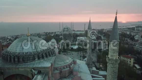 伊斯坦布尔圣索菲亚和苏达赫迈特广场蓝色清真寺日落的鸟瞰图视频的预览图