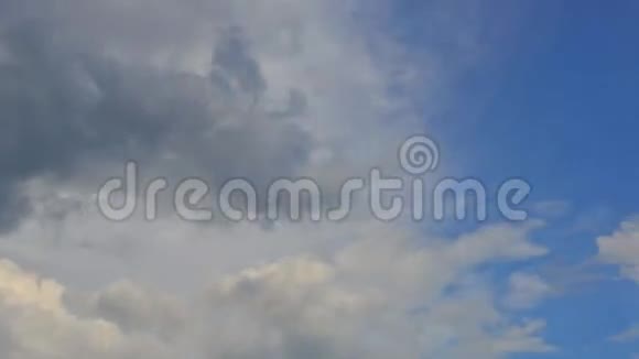 天空中云的移动视频的预览图