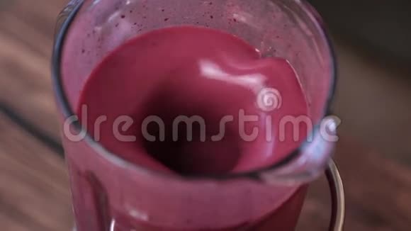 草莓和冰淇淋搅拌在搅拌机有用的草莓冰沙视频的预览图