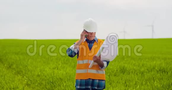 愤怒的工程师在农场谈手机视频的预览图