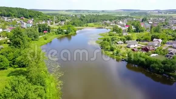 在风景如画的河流上飞行的无人机视频的预览图