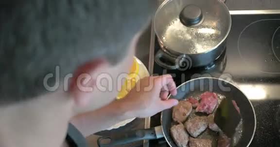 男人在家做美味的晚餐视频的预览图