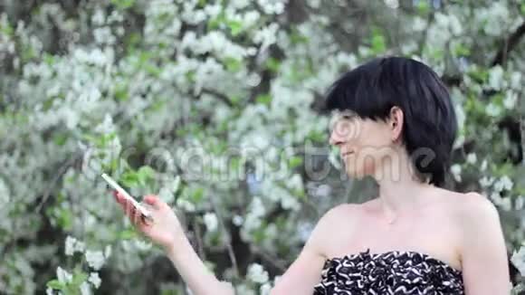 花树背景美女自拍视频的预览图