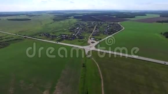 垂直飞行在4K路上的汽车驾驶在绿色的乡村驾驶的汽车顶部的空中射击视频的预览图