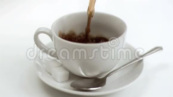 咖啡杯在超级慢动作被填满视频的预览图