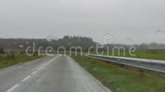 在雨中驾驶视频的预览图