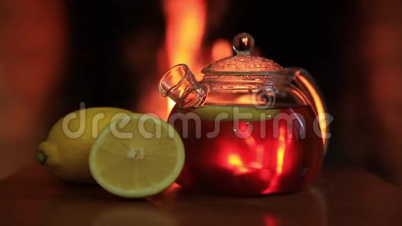 壁炉附近有柠檬的热茶神奇舒适的夜晚概念复制空间视频的预览图