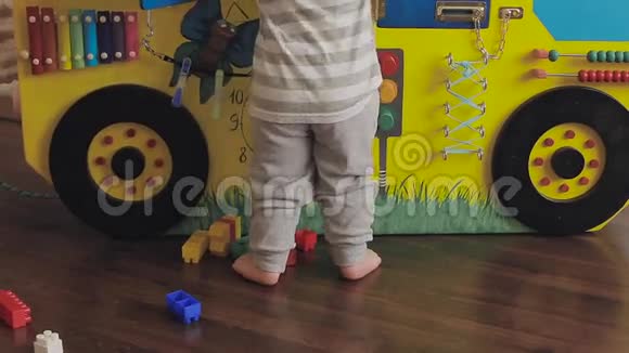 宝宝玩玩具钟2岁可爱的小孩视频的预览图