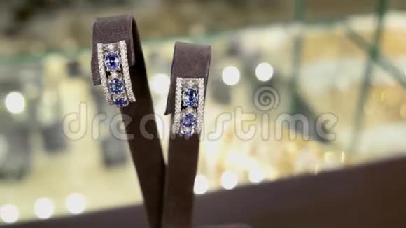 女性珠宝在看台上的能见度珠宝店的店面上有钻石的耳环一种由钻石制成的产品视频的预览图