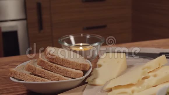 桌上有蔬菜的或马斯达姆奶酪视频的预览图