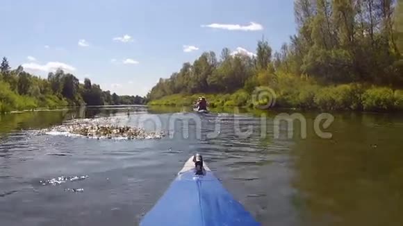 独木舟沿着河漂视频的预览图