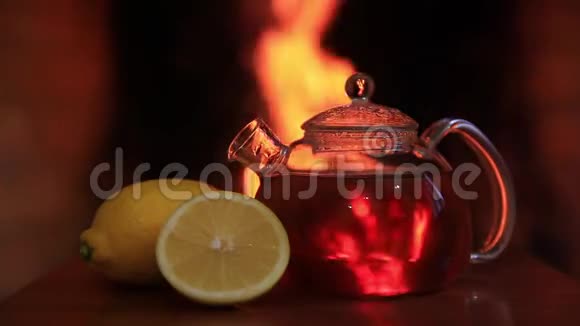 壁炉附近有柠檬的热茶神奇舒适的夜晚概念复制空间视频的预览图