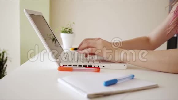 在家用笔记本电脑工作的小企业主视频的预览图