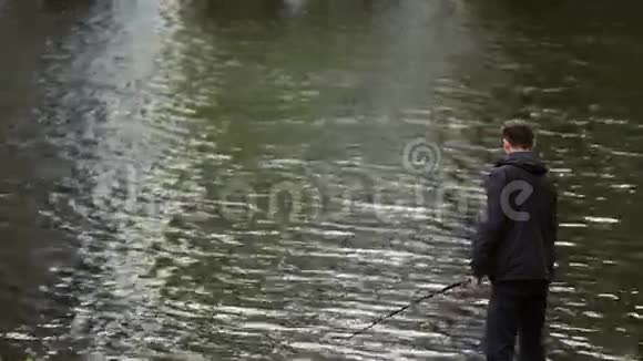 渔夫正在河上钓鱼视频的预览图