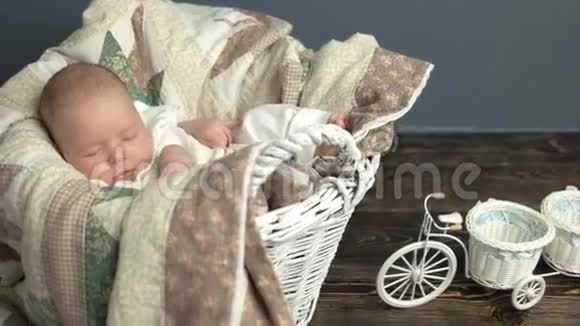 睡在篮子里的白种人婴儿视频的预览图