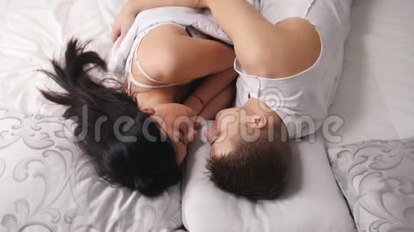 年轻有魅力的一对夫妇拥抱在一起醒来家庭关系视频的预览图
