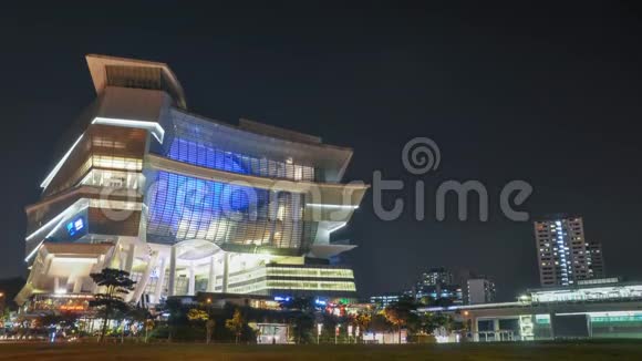 新加坡城市景观中明亮的夜晚城市灯光照明下现代城市建筑的4k延时镜头视频的预览图