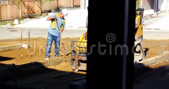 工程师用铲子平整地面视频的预览图