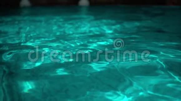 游泳池里的蓝绿色水阳光反射视频的预览图