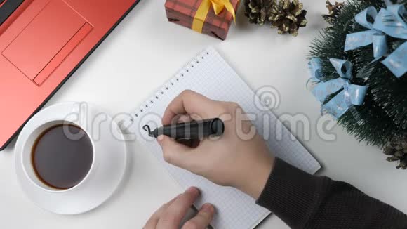 插图新年男手写在笔记本上2018年决议视频的预览图