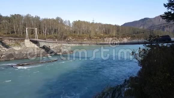 全景山河悬桥绿松石水夏秋视频的预览图