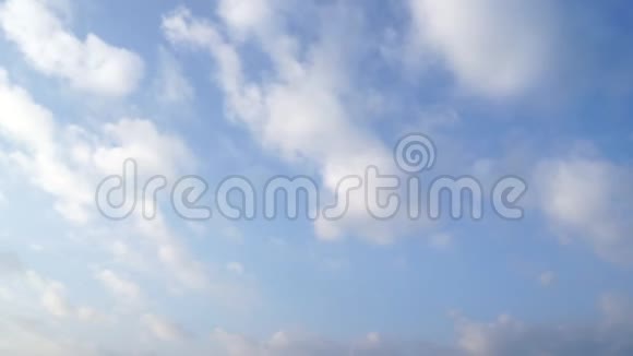 蓝天有一个美丽的白云团有一个复制的空间视频的预览图