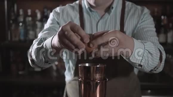 酒吧里的酒吧酒精鸡尾酒在酒吧工作的专业酒保把蛋黄倒入视频的预览图
