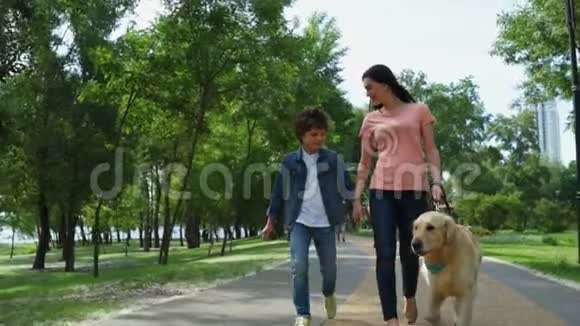 妈妈和小儿子和纯种狗一起散步视频的预览图