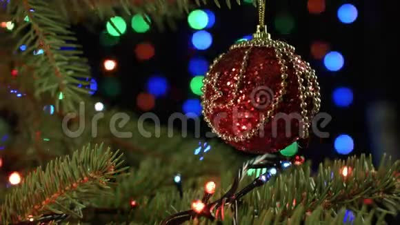 在模糊的闪闪发光的和仙女的背景上装饰的圣诞树美丽的构图视频的预览图