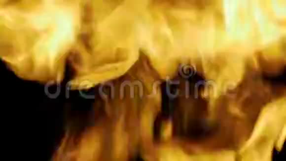 火在黑暗中燃烧视频的预览图