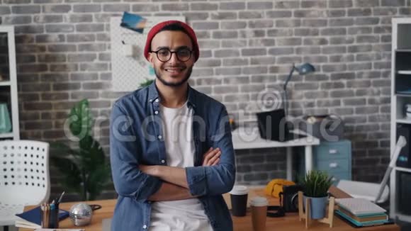 英俊的青年企业家站在工作场所微笑的肖像视频的预览图