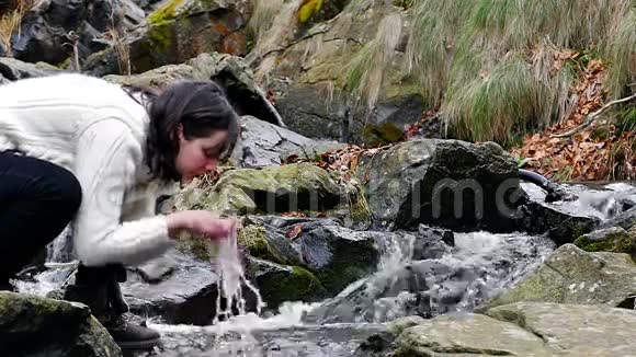 美丽的女人洗干净的脸山河视频的预览图