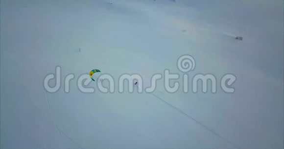 空中俯瞰人们在冻土带滑雪视频的预览图