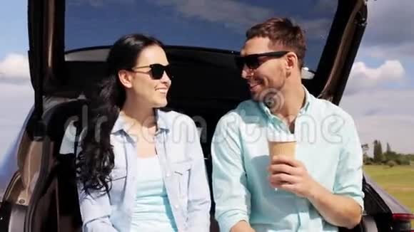 在掀背车后备箱里买咖啡的情侣视频的预览图