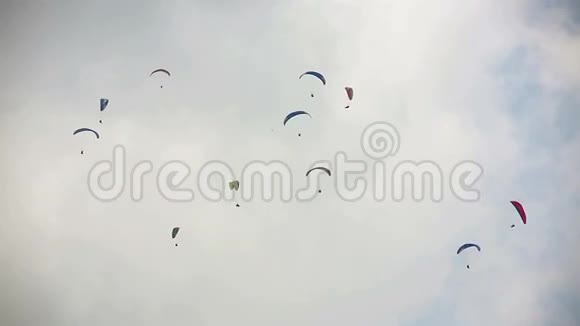 天空中的滑翔伞视频的预览图