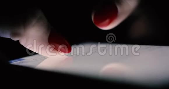 一个女孩睡觉前在黑暗中使用电话概念技术安全应用和游戏近点视频的预览图