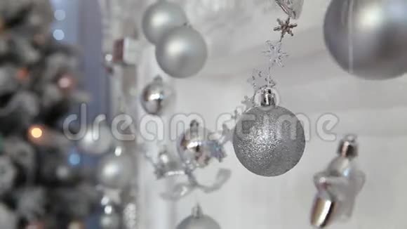 夜晚灯光模糊背景下的圣诞球视频的预览图