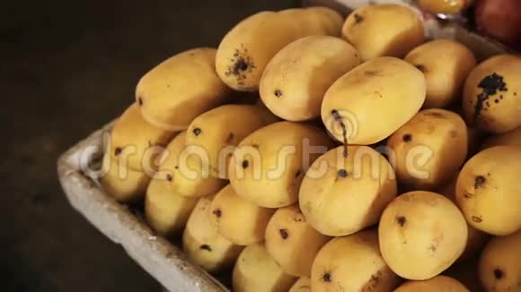 水果市场上的黄色芒果视频的预览图