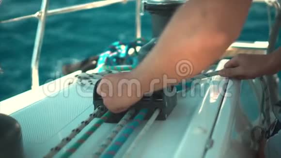 帆船绞车和绳索游艇的细节游艇视频的预览图