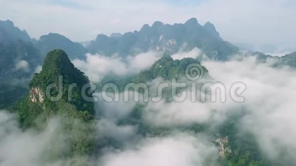 雾中的石灰岩岩石覆盖着茂盛的热带绿色植物克拉比山脉和视频的预览图