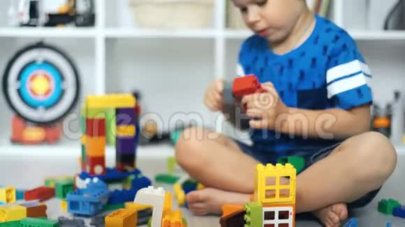 小孩在白色房间玩玩具积木视频的预览图