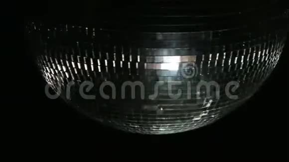 迪斯科球镜自旋PAL迪斯科球旋转和闪闪发光因为它旋转在一个完美的循环无缝环阿尔法视频的预览图