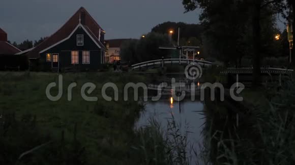 晚上在荷兰村视频的预览图