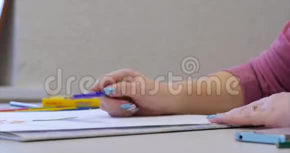 年轻的艺术家的手女艺术家用石墨铅笔画画布坐在桌子上画画布视频的预览图